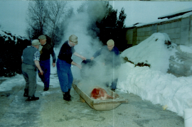 1995 Schweineschlachten W. Macher, F. Dürr, F. Schiessler, W. Dürr, das Schwein hatte 169kg 32DÜF