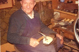1980er Jakob M. in seiner Werkstatt 42So