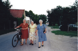2005 Spaziergang in Zurndorf Karoline Weiß (geb. Nitschinger, ?, Helene Neumann 1924- 2011 4GOHE
