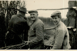 1960er  Weiß Feda, L. Muth, Johann Muth beim Zaunflechten 72PMI