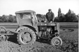 1960er M. Sonnleitner am Feld, jetzt NMS Weizen anbauen 8HR