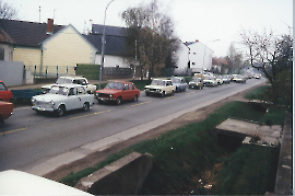 1989 Verkehr in Zurndorf man beachte den Strassengraben auf der rechten Seite zur Wasser Entsorgung (Natur Kanal)! 8TA