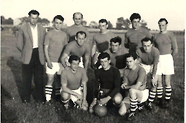 1953 J. Müllner, M. Hauptmann, Hr. Steiz, F. Dürr K. Kuhne, G. Pflamitzer, ?, F. Schweigl, J. Schweigl, vorne, A. Hutfleß, A. Wendelin (Tschunks) W. Pethö ASV Zurndorf  14K
