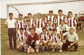 1960er v.l.h. J. Müllner, M. Hauptmann, H. Schneemayer, K. Kuhne, F. Dürr, G. Pflamitzer, F. Schweigl, ?, A. Pammer, H. Schicker vorme v.l. G. Sochr, K. Ludway, M. Lambert, M. Pamer, M. Hareter ASV Zurndorf  17K