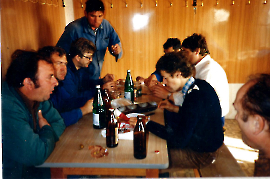 1986 ASV Zurndorf Bau der neuen Kabinen Frühstücks Pause J. Lunzer, E. Hofbauer, M. Thaler, P. Rehberger ?? 191P