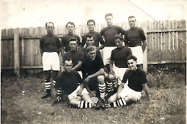 1950er v.l. Hr. Pamer, M. Hauptmann, K. Kuhne, M. Pamer, G. Pflamitzer, ?, A. Hutfleß, J. Schweigl, vorne F. Dürr, M. Thaller, W. Pethö ASV Zurndorf 19K