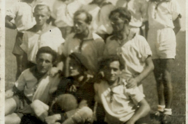 1030er ASV Zurndorf. 1. Reihe v. l. J. Schneemaier, M. Thaller ?, Sepp Pethö, 2.R.v.l. J. Horvath, E. Stelzer, K. Hiermann, 3. R.v.l. F. Pethö, F. Schicker, ?, P. Hutfleß, Hr. Thaller 1WT