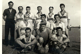 1950er v.l.h. J. Müllner, Hr. Pamer, F. Dürr, K..Kuhne, Ht. Liedl, G. Pflamitzer, J. Schweigl, A. Hutfleß, K. Weiss, vorne F. Schweigl, M. Thaller, ? ASV Zurndorf 26K