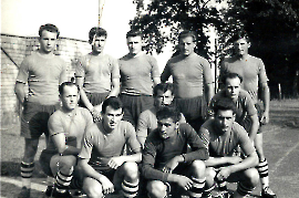 1960er h.l. M. Hauptmann, M. Pamer, K. Kuhne, A. Hutfleß, F. Lambert, v.l. F. Dürr, G. Sochr, G. Pflamitzer, F. Wagner, M. Lambert, F. Schweigl ASV Zurndorf  3K