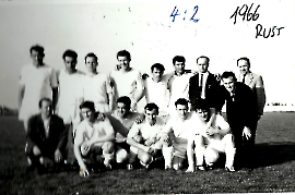 1966  v.l.h. G. Pflamitzer, M. Lambert, H. Schneemayer, W. Meixner, F. Hoffmann, M. Pamer, F. Schweigl, W. Pethö, A. Pschaiden, v.l. A. Pammer, J. Braun, F. Wagner, G. Sochr, K. Kuhne ? ASV Zurndorf in Rust 84P