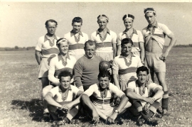 1953 ASV Zurndorf 1.R. Schweigl F. Pflamitzer G. Renkl O. 2. R. Dürr F. Dürr A. Hutfleß A. 3. R Pamer M. Kuhne K. Liedl J. Schweigl J. Weiss K.