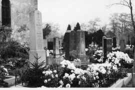1940er Grabstätte Fam. Rauscher in Zurndorf. Gewidmet von Kindern u. Kindes Kindern aus Amerika 28HW