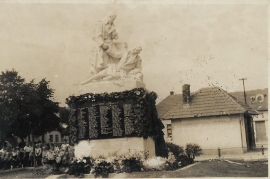 Kriegerdenkmal mit Trafik einst