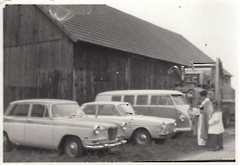 1962 Fahrzeugweihe vor dem Friedhof 145ZWE
