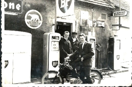 1963  J. Siebenstich, Hr. Horvath, J. Horvath, (Bill) an der BP Tankstelle