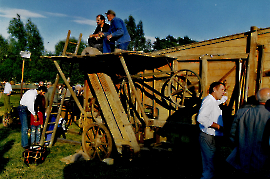 1999 1. Zurndorfer Nostalgiefest an der Dreschmaschine Matthias Thaller 203GEZ