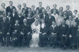 1926 Unbekanntes Hochzeitsfoto 1.R.v.l. Pfarrer Varga,  Fr. Prominzer, K. Prominzer 243PM