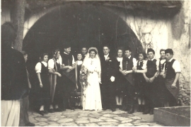 1947 Hochzeit v.l. 2. Diehs R.3. Frank E. 6. Weintritt R. 7. Frank J. 8. Kellermann R. 9. Nagy A.11. Pingitzer P. 12.Schedezky P. 3SZ