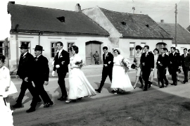 1965 Hochzeitszug vor dem Zeller Haus 59HM
