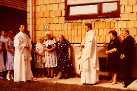 1981 12.Juli Priminzfeier Pf. Scherr, A. Dürr, Th. Ettl, E. Pamer, J. Szigeti vor dem Elternhaus r. die Eltern Maria u. Josef Szigeti 20ZI