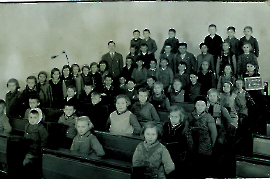 1935 2. Klasse römisch Katholisch, hinten mitte Schulmeister Stefan Ziniel 15BAUE
