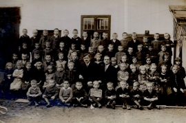1920er evang. Schulklasse r. Lehrer J. Siebenstich 210PM