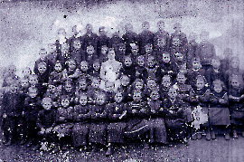 1913 .3.R v.l.  2. Ernst Toth, 1.R.v.l.  3.4.5. Geschwister Ecker, Jahrgang 1906 3UNL