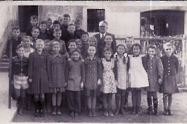 1950 Schulklasse mit Lehrer Siebenstich 2.R.2.v.l. G. Nagy (Zauberer) 3.v.r. Liesl Ebner 25BECK