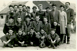 1954 1. Klasse Hauptschule Jahrgang 1943 Lehrerer J. Graf mit Stiefeln 4FIA