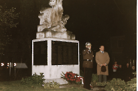 1985 Gerätehausweihe Kranzniederlegung Kriegerdenkmal J. Amri, BGM. A. Hutfleß 17FFZ