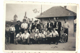 102 Burschen Musikkapelle beim Trafik Häuschen_Page_1