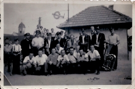 1954 Brucker Eisenbahner Musikanten vorne v.l. P. Mayerhofer,  A. Pamer,  W. Macher, P. Amri,  44M