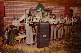 1975 Bezirksjägerball Neusiedl/See vl. W.Dürr Weantschi), P.Unger (Poli), J.Sochr (Muarl), E.Dürr (Luanga), K.Meidlinger (Koal), E.Metzl (PiPi, St. Reiter (Steff) 1LB