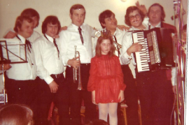 1970er Leithatal Buam, Kindermaskenball v.l.  E. Metzl, St. Reiter, K. Meidlinger, E. Dürr, J. Sochr, P. Unger, W. Dürr  68HM