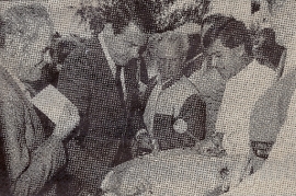1987 Leithatal Buam Blechpartie mit Bundeskanzler Vranitzky (Autogramm auf der Trommel)10LB