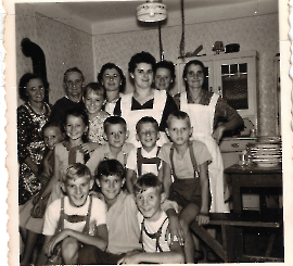 1960er l.v. Erich Dürr, ?, Werner Dürr , vl.o.?, Theresia Wagner, Karoline Dürr, Milly Metzl, ?, Maria Toth,  mitte: Erni, Susi, Irmgard Toth, Mathias Lehner, Paul Weiss, Kurt Metzl 22TOTTO