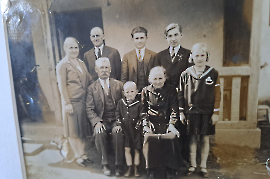 1930er Großeltern mit Kinder Matthias, Elisabeth Horvath, Kinder v.l. Elisabeth, Andreas, Matthias, Karl, Maria vorne mitte Josef, Vater fehlt  31SM