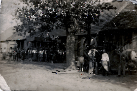 1928 An der Dreschmaschine 7SCHH