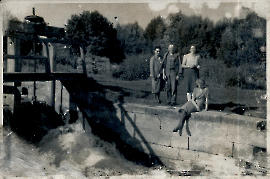 1944 am Ablass 3.v.l. Th. Kellermann 104UP