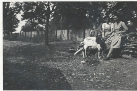 1940 Am Bauernhof 13S