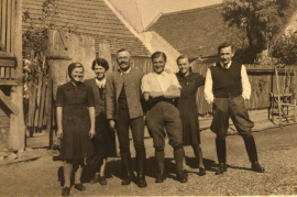 1942 v.l. Stefanie Lebmann (geb. Müllner), ?, Johann Müllner, 'Andre' (Französischer AD), Maria Liedl (geb. Müllner), Paul Müllner, 17LIAM