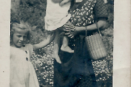 1940er Maria Spiegel mit zwei ihrer Töchter 19HOIL
