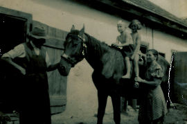 1940er Michael, Resi, Anni, Theresia Hafner 21HAF