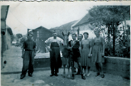 1950er Fam. Waldher am Bauernhof  12HAFN