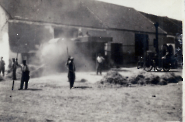 1950er an der Dreschmaschine Fam. Pingitzer 140ZA