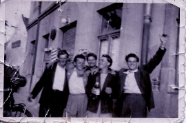 1950er Burschen vor dem Gh. Thell 28WE
