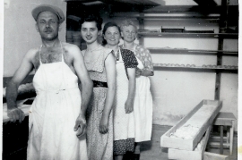 1950er Bäckermeister R. Weiss, und Personal in der Backstube 70WB