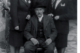 1950er v. Paul Weintritt, hinten Theresia, Knecht ?, Katharina 71ZWE 