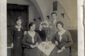 1948 im alten Haus UH 18 Theresia, Maria, Paul, Katharina Weintritt 7ZWE