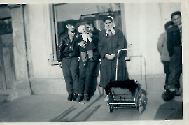 1958 Freunde vor dem Kaufhaus Karner 125PW